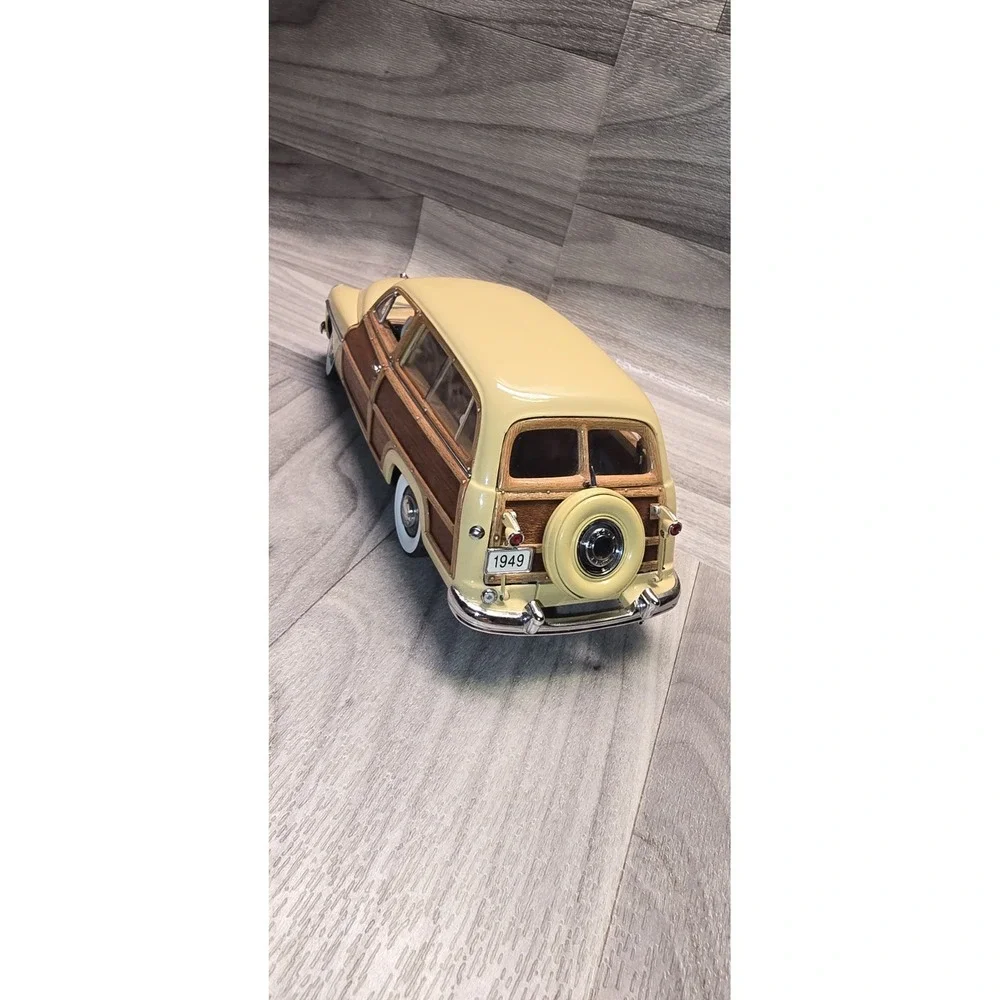 Danbury Mint 1:24 Scale 1949 Mercury Station Wagon Diecast Model Car